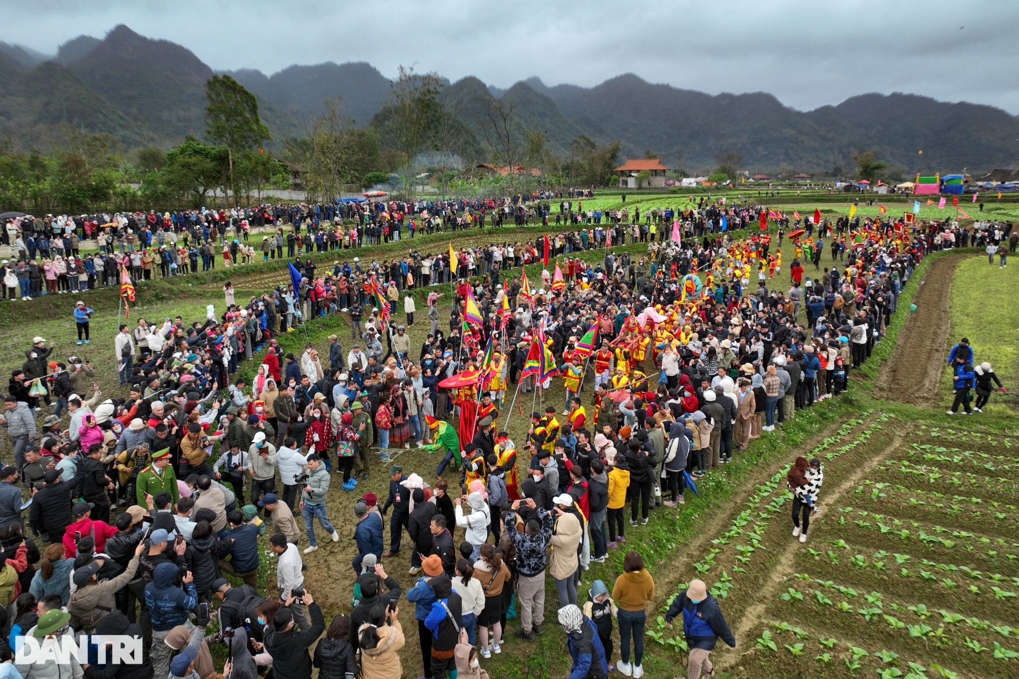 Trai đinh Lạng Sơn rước của quý dài hơn 1m trong lễ hội Ná Nhèm - 6
