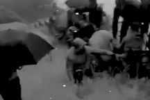 Ấn Độ: Lũ quét mạnh xối xả, khách sợ hãi bám vào tường sợ nước cuốn trôi