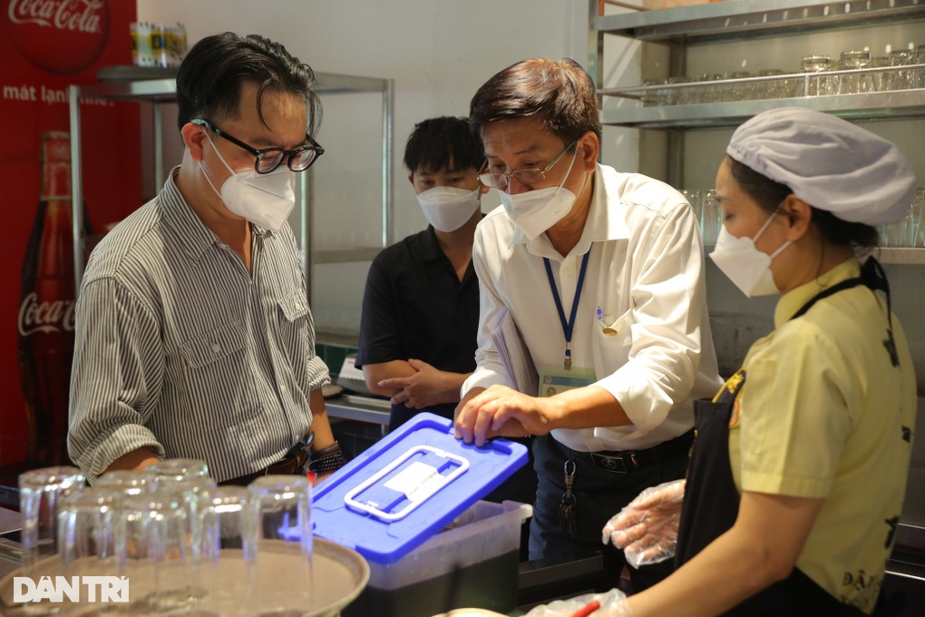 Kiểm tra quán bún đậu bị khách tố có giòi ở TPHCM - 2 Kiểm tra quán bún đậu bị khách tố có giòi ở TPHCM - 2