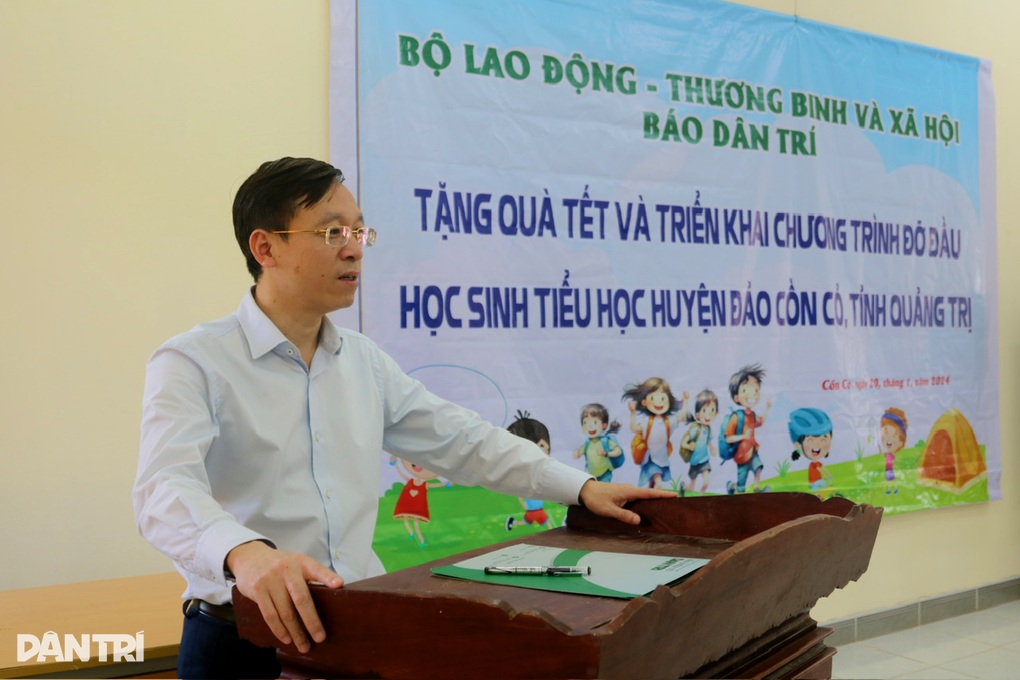 Trao quà Tết, đỡ đầu học sinh tiểu học trên huyện đảo Cồn Cỏ - 5