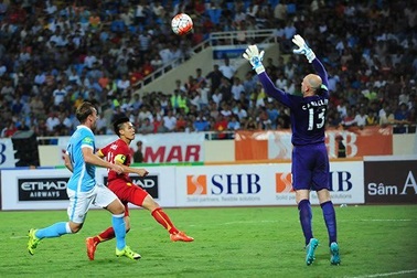 Văn Quyết chia tiền thưởng cho các đồng đội