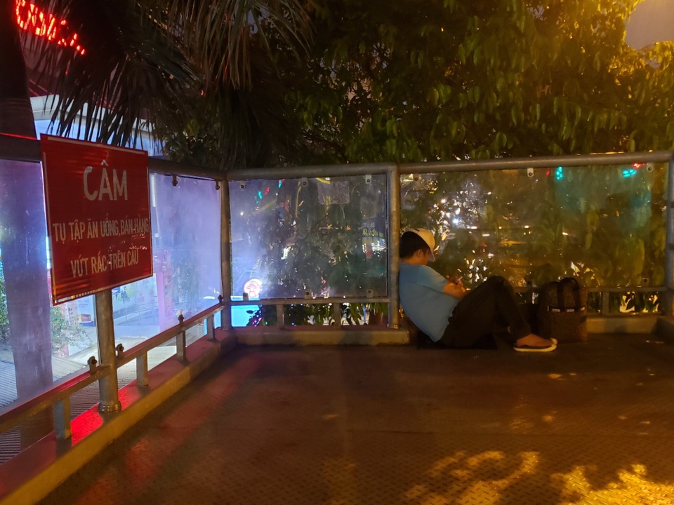 Bất chấp biển cấm, giới trẻ biến cầu vượt bộ hành thành điểm giải trí - 7 Bất chấp biển cấm, giới trẻ biến cầu vượt bộ hành thành điểm giải trí - 7