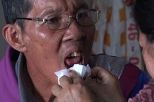 Xót xa cảnh chồng đau đớn vì ung thư phổi, vợ gồng mình gánh vác gia đình