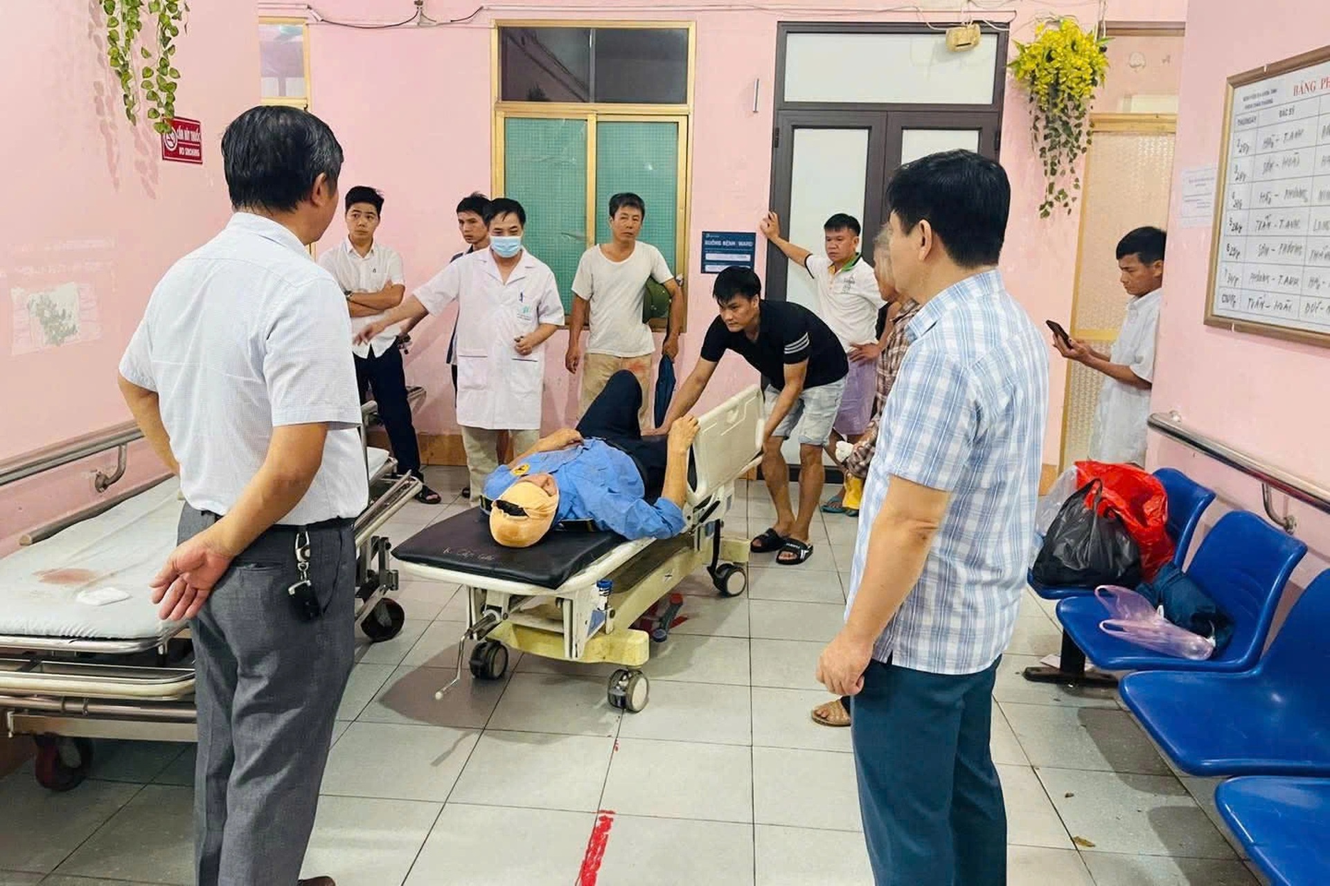 Giông lốc làm sập nhà, thổi bay mái và tường rào của người dân - 5 Giông lốc làm sập nhà, thổi bay mái và tường rào của người dân - 5