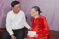 Thường trực Ban Bí thư dâng hương, thăm Mẹ Việt Nam anh hùng tại Hà Tĩnh