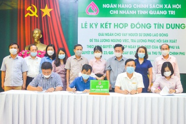 Giải ngân vốn vay 500 triệu đồng để trả lương cho 147 lao động