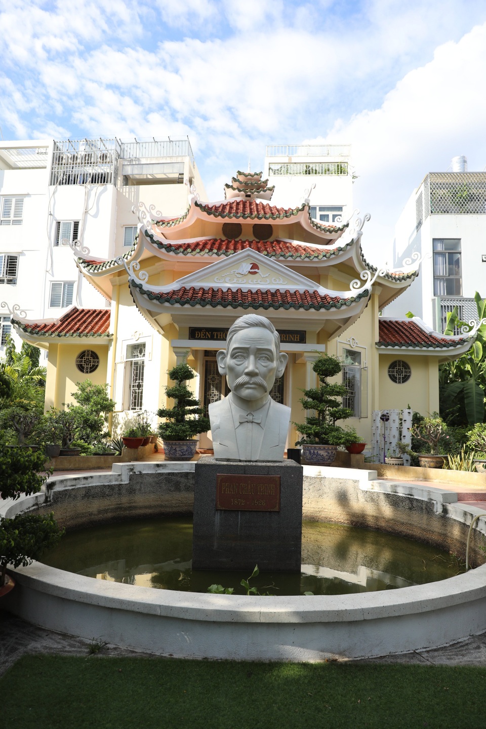 Lăng mộ cụ Phan Châu Trinh.jpg Lăng mộ cụ Phan Châu Trinh.jpg