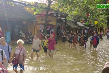 Du khách lội nước để vào trung tâm phố cổ Hội An tham quan