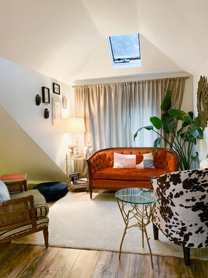 Căn phòng áp mái rộng 74.3m2 ở Massachusetts lộn xộn và tẻ nhạt đẹp bất ngờ sau khi tu sửa - Ảnh 6. Căn phòng áp mái rộng 74.3m2 ở Massachusetts lộn xộn và tẻ nhạt đẹp bất ngờ sau khi tu sửa - Ảnh 6.