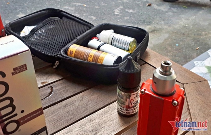 Cây Vape và các loại dung dịch hút luôn là vật bất ly thân của L.K.