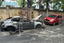 Ô tô đỗ trong ngõ ở Hà Nội bốc cháy ngùn ngụt