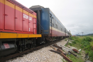 Giải cứu xong đoàn tàu bị trật bánh, đường sắt Bắc - Nam đã thông tuyến