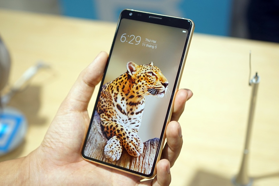 Cận cảnh Bphone B86 giá 9 triệu đồng, bán từ 17/5 - 1 Cận cảnh Bphone B86 giá 9 triệu đồng, bán từ 17/5 - 1