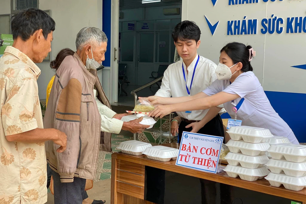 Nữ chủ quán cơm từ thiện giải thích về thùng quyên góp 2.000 đồng - 5 Nữ chủ quán cơm từ thiện giải thích về thùng quyên góp 2.000 đồng - 5