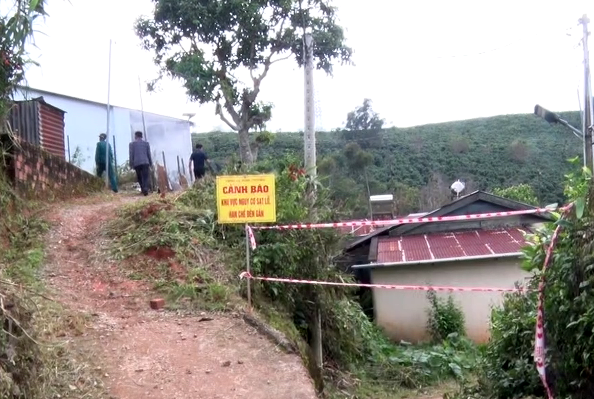Plusieurs endroits à Da Lat sont exposés à un risque de glissements de terrain - 1 Xuất hiện nhiều vị trí có nguy cơ sạt lở đất đá ở Đà Lạt - 1