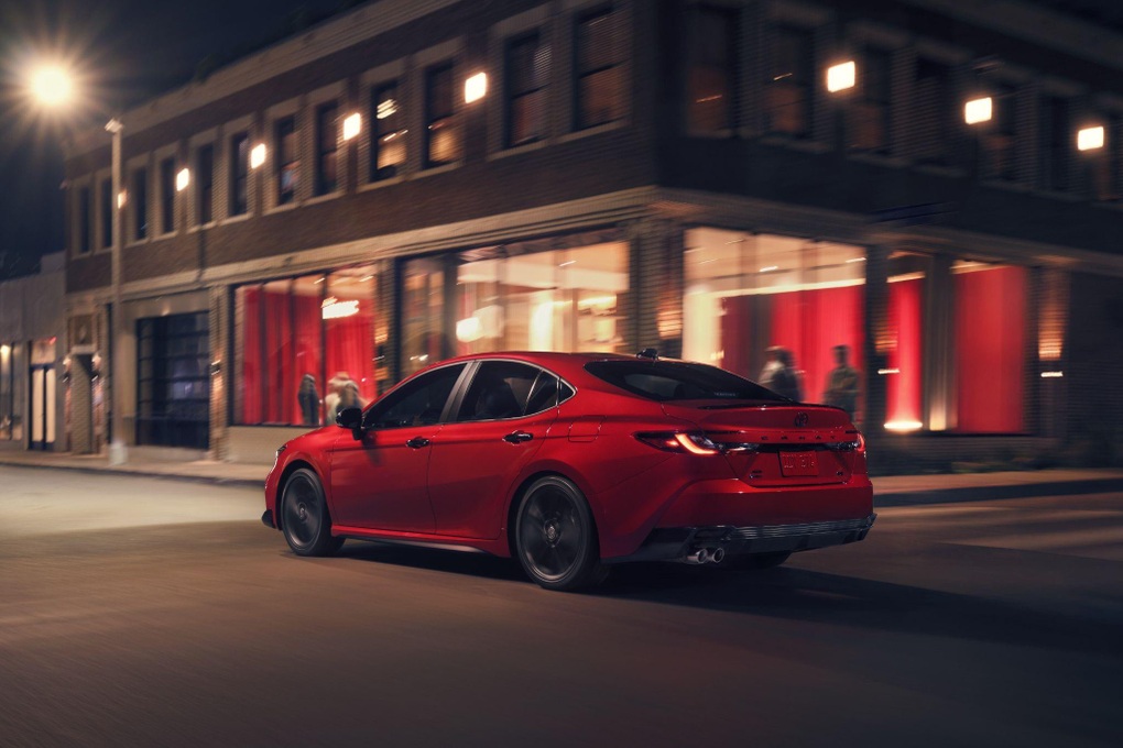 Toyota Camry thêm cá tính với phiên bản Bóng đêm, dễ hút khách trẻ tuổi - 4 Toyota Camry thêm cá tính với phiên bản Bóng đêm, dễ hút khách trẻ tuổi - 4