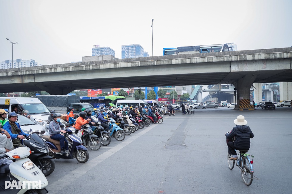 Ngã tư ở Hà Nội 2 phút có 164 xe vượt đèn đỏ sau hơn một tháng ra sao? - 2