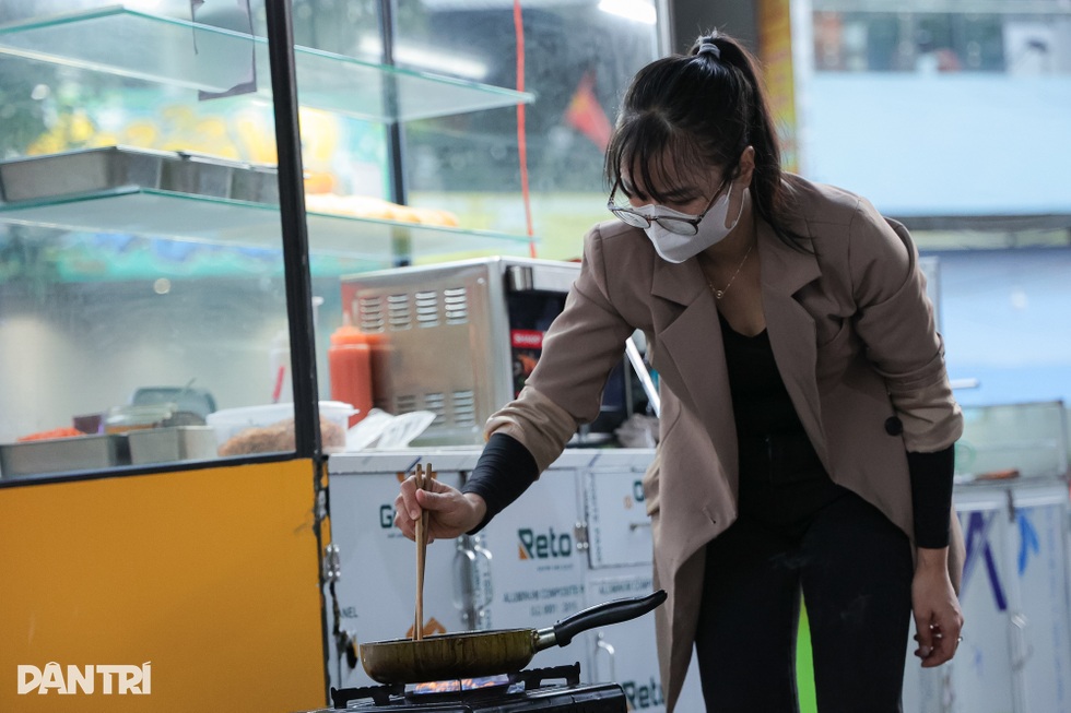 Nhân viên văn phòng ở Hà Nội sáng 4h dậy bán xôi, 8h đến công ty làm việc - 4