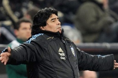 Maradona: “Messi sẽ vĩ đại hơn tôi và Pele”