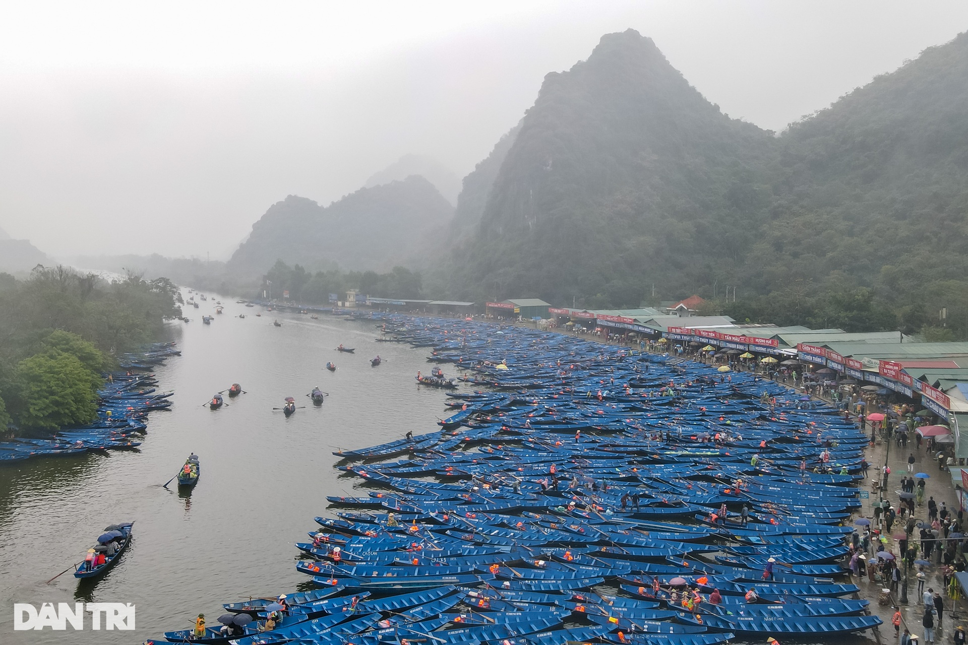 Hàng vạn người dân và du khách đội mưa về khai hội chùa Hương - 1 Hàng vạn người dân và du khách đội mưa về khai hội chùa Hương - 1