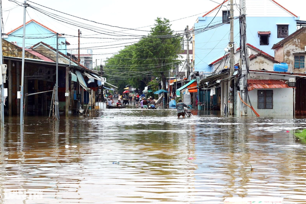 3 ngày lũ liên tiếp, du khách thích thú, người dân Hội An kiệt sức - 2 3 ngày lũ liên tiếp, du khách thích thú, người dân Hội An kiệt sức - 2
