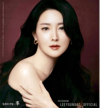 "Quốc bảo nhan sắc" Hàn Quốc Lee Young Ae tự tin khoe nếp nhăn ở tuổi 54 - 11