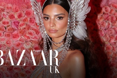 Emily Ratajkowski diện váy hở bạo