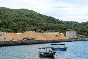 Xử lý 4.500 m3 cát tập kết trái phép tại cảng Vũng Rô!