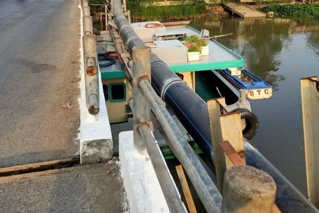 Sà lan làm lệch, nứt đôi cầu Nhiếm ở Cần Thơ - 1 Sà lan làm lệch, nứt đôi cầu Nhiếm ở Cần Thơ - 1