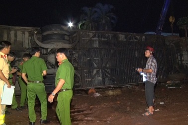 Lật xe khách, 2 mẹ con tử vong, 17 người bị thương