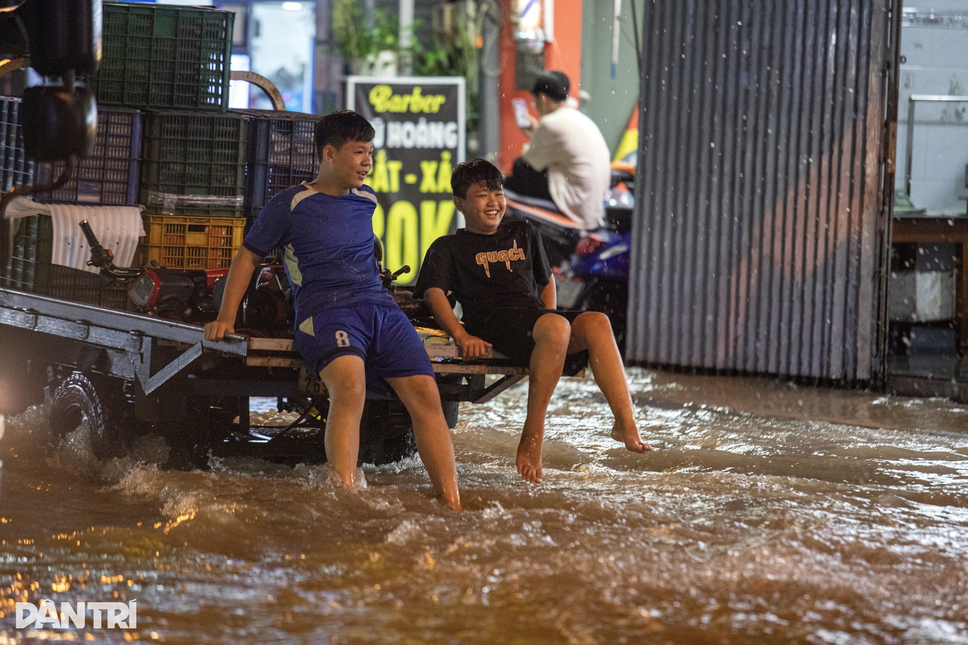 Ngày thứ 3 triều cường TPHCM đạt đỉnh: Đường hóa sông, ô tô chết máy - 13 Ngày thứ 3 triều cường TPHCM đạt đỉnh: Đường hóa sông, ô tô chết máy - 13
