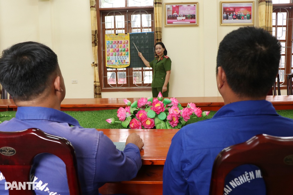 Người đàn ông 20 năm nghiện ma túy rưng rưng lần đầu tiên viết tên mình - 1 Người đàn ông 20 năm nghiện ma túy rưng rưng lần đầu tiên viết tên mình - 1