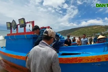 Đang trục vớt tàu cá bị chìm vì "thời tiết lạ" chưa từng xảy ra ở Bình Định