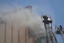 Cháy nhà hàng cao tầng ở trung tâm quận 1, khói bốc cao mù mịt