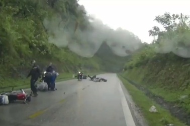 Hàng loạt xe máy ngã rạp vì bất cẩn trong thời tiết mưa bão