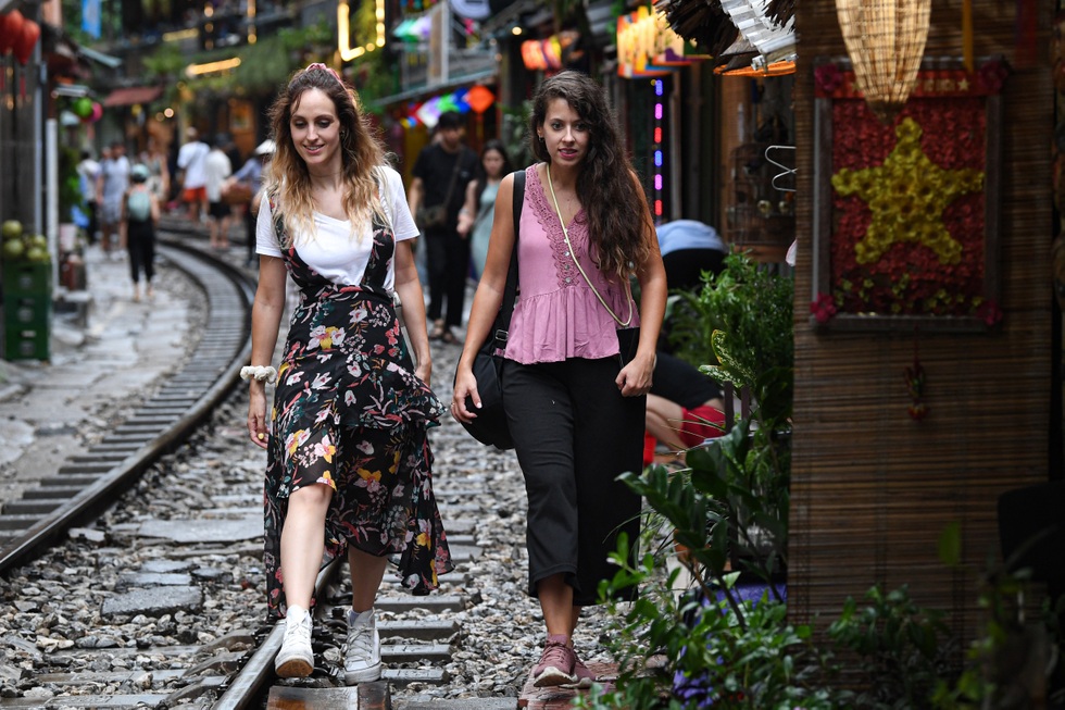 Mở hơn nữa cánh cửa thị thực - 1