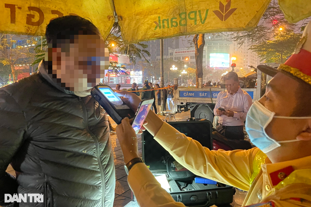 Quái xế thông chốt, tông 2 xe máy làm ngã cả phụ nữ mang bầu - 4 Quái xế thông chốt, tông 2 xe máy làm ngã cả phụ nữ mang bầu - 4