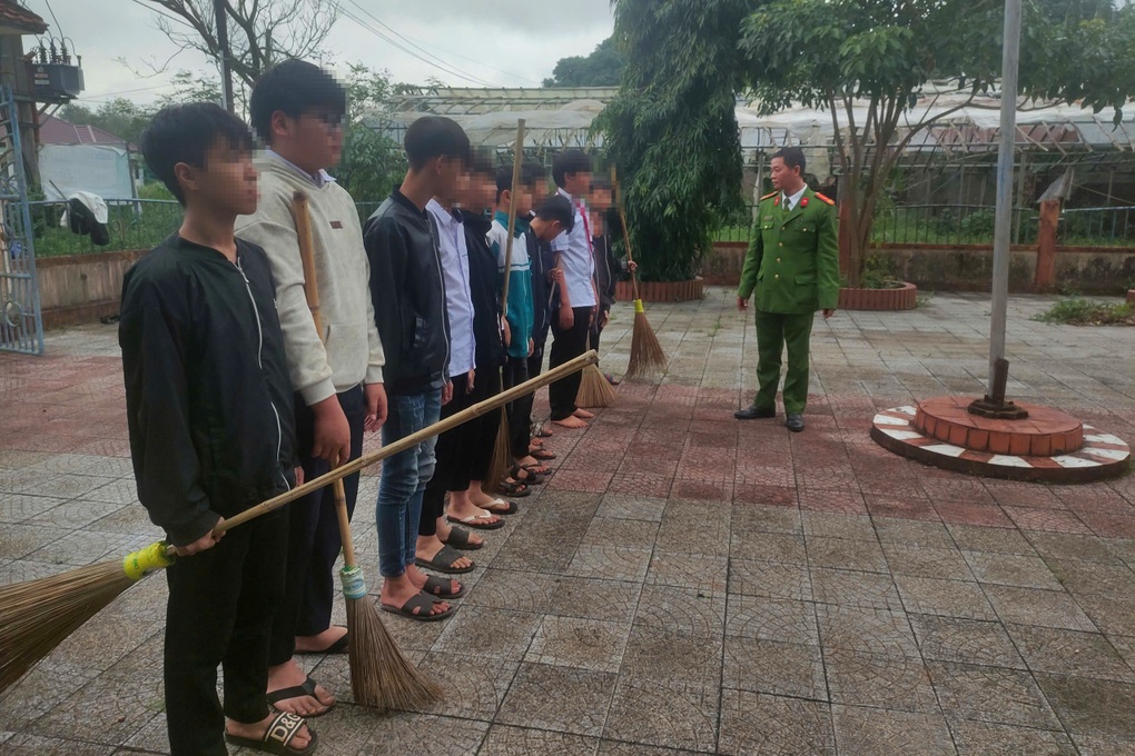 Buổi lao động đặc biệt của nhóm học sinh chưa ngoan - 1