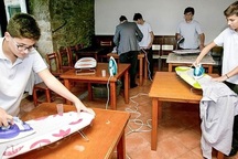 Trường học Tây Ban Nha dạy nam sinh làm việc nhà