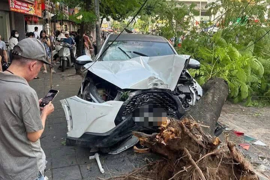 Nữ tài xế ô tô tông liên hoàn 10 xe máy trên phố Hà Nội - 1