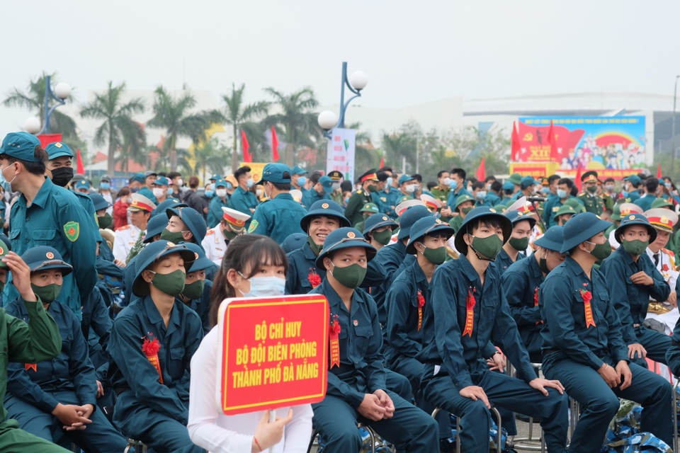 Hôm nay hàng nghìn thanh niên hăng hái lên đường nhập ngũ - 1 Hôm nay hàng nghìn thanh niên hăng hái lên đường nhập ngũ - 1