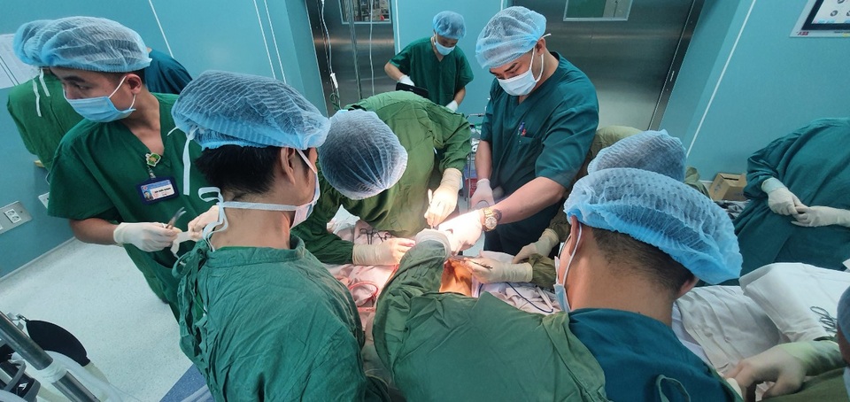 Bác sĩ cắt hàng rào sắt, cứu bệnh nhân bị xuyên thấu bụng - 2 Bác sĩ cắt hàng rào sắt, cứu bệnh nhân bị xuyên thấu bụng - 2