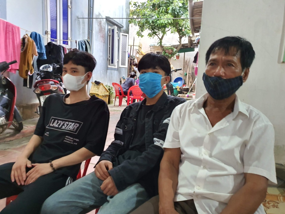 Khen thưởng 2 anh em cứu 3 ngư dân bị tàu giã cào đâm chìm - 1 Khen thưởng 2 anh em cứu 3 ngư dân bị tàu giã cào đâm chìm - 1