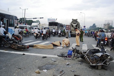 Xe đảo bê tông “trộn” 4 xe máy, làm 5 người chết và bị thương 