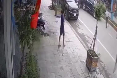 Nghi nhầm chân ga khi lùi, xe SUV gây tai nạn hàng loạt