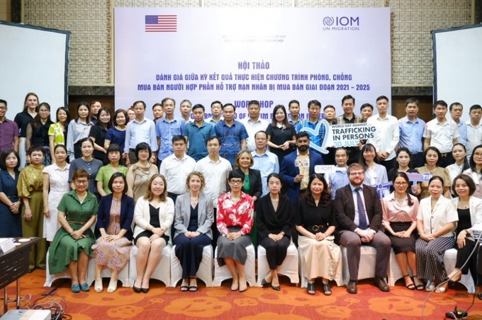 Các đại biểu tham dự Hội nghị chụp ảnh lưu niệm
