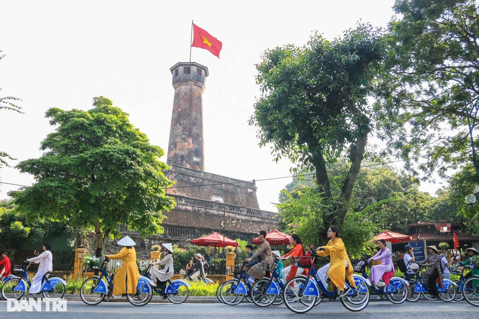 Du khách nước ngoài hủy vé máy bay, chờ ngày được tham quan Cột cờ Hà Nội - 14 Du khách nước ngoài hủy vé máy bay, chờ ngày được tham quan Cột cờ Hà Nội - 14