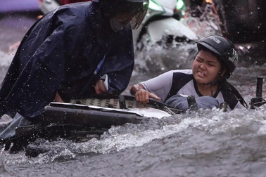 Đủ kiểu chống ngập của người dân ở rốn ngập TP Thủ Đức