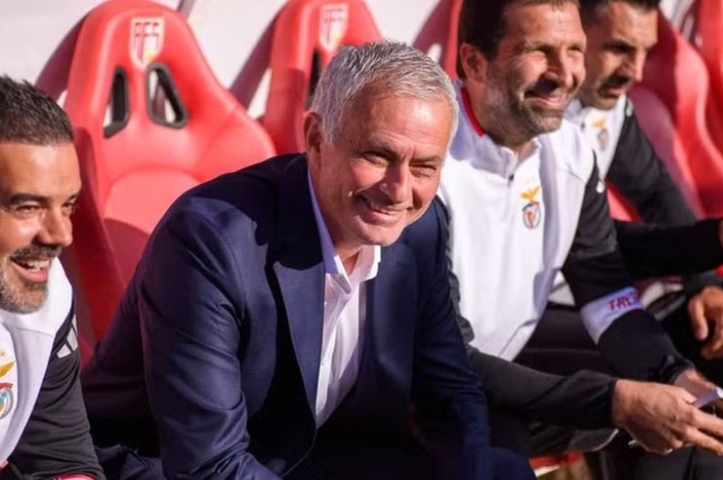 HLV Mourinho đá bay chai nước, ăn mừng “điên cuồng” chiến thắng ở CLB mới - 1 HLV Mourinho đá bay chai nước, ăn mừng “điên cuồng” chiến thắng ở CLB mới - 1