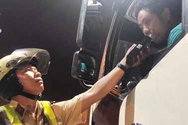 Các tài xế đồng loạt “thử” nồng độ cồn ở cửa ngõ Sài Gòn